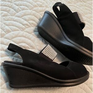 Sketchers size 8 sandals/heels.